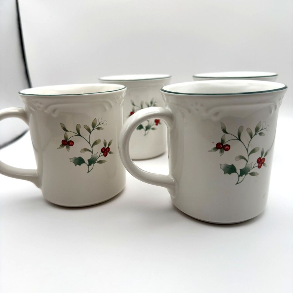 Pfaltzgraff Winterberry Coffee Mugs Set of 4 Classic Holiday Pattern